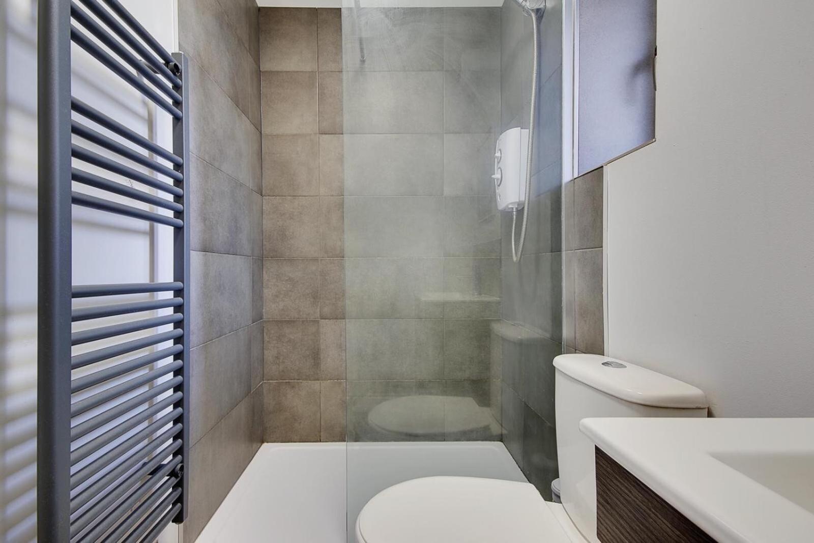 Ashley Road Apartments 풀 외부 사진