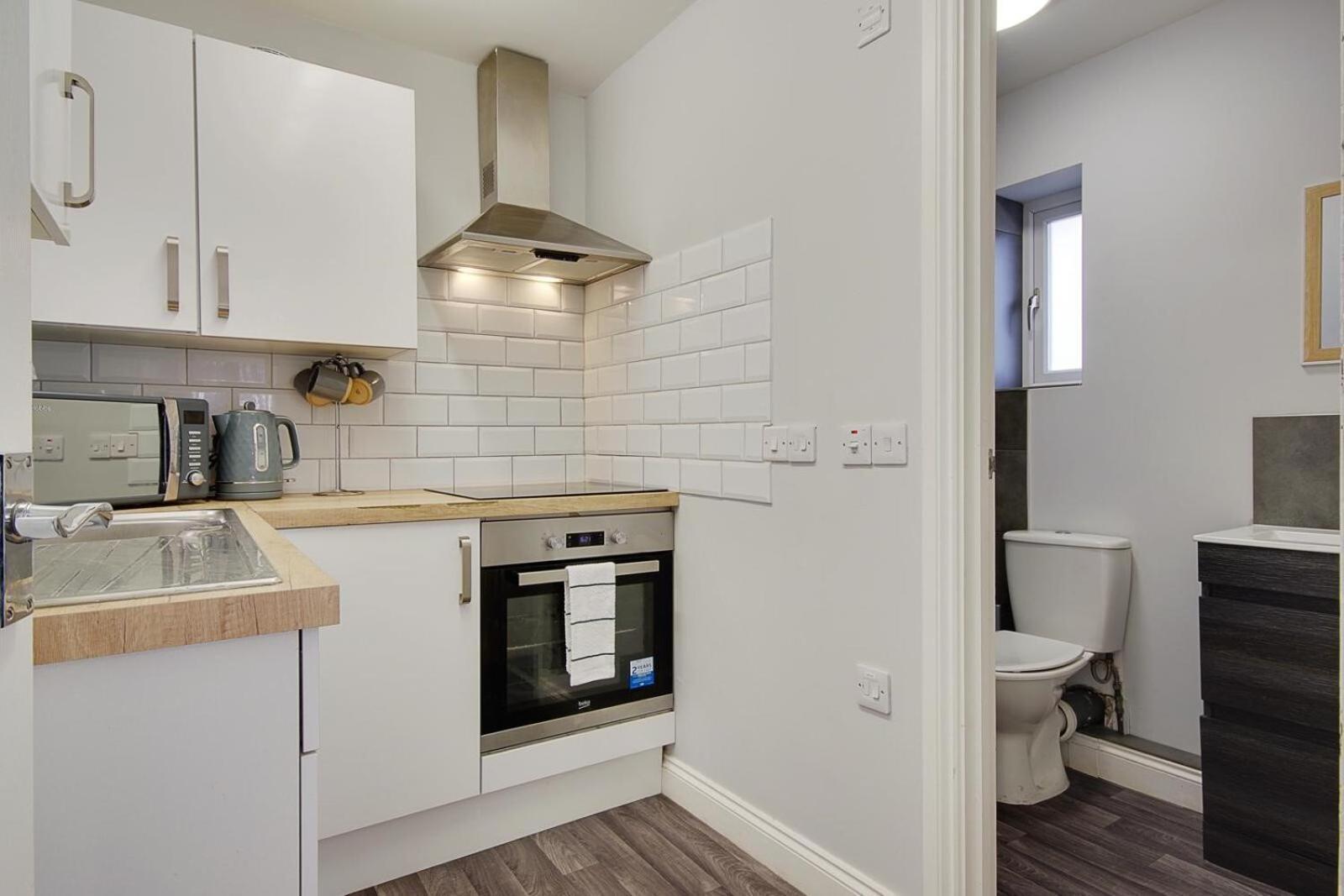 Ashley Road Apartments 풀 외부 사진